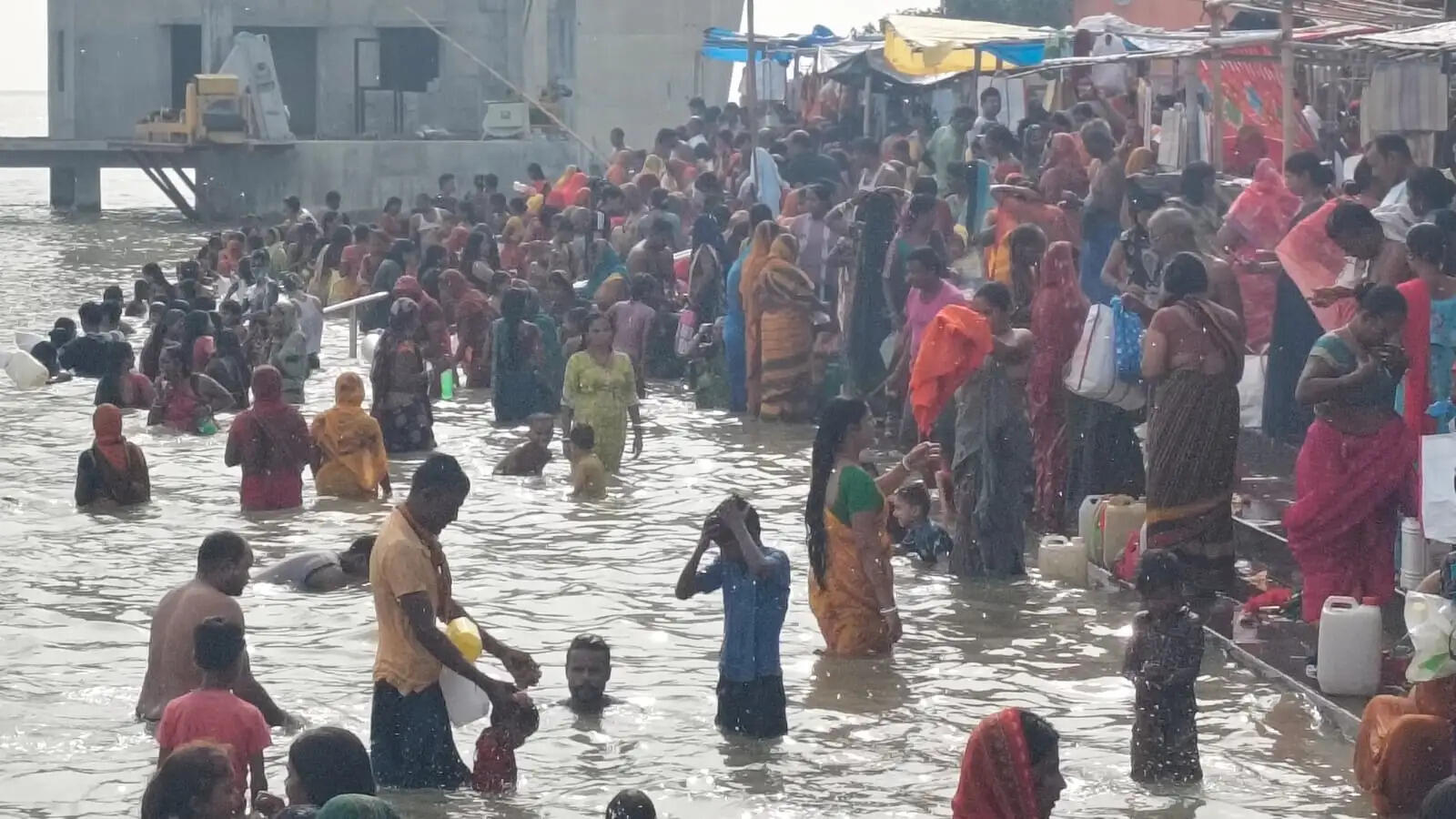 हरितालिका तीज का अनुष्ठान शुरू, नहाय-खाय पर गंगा घाटों पर उमड़ी सुहागिनों की भारी भीड़, आस्था की लगाई डुबकी