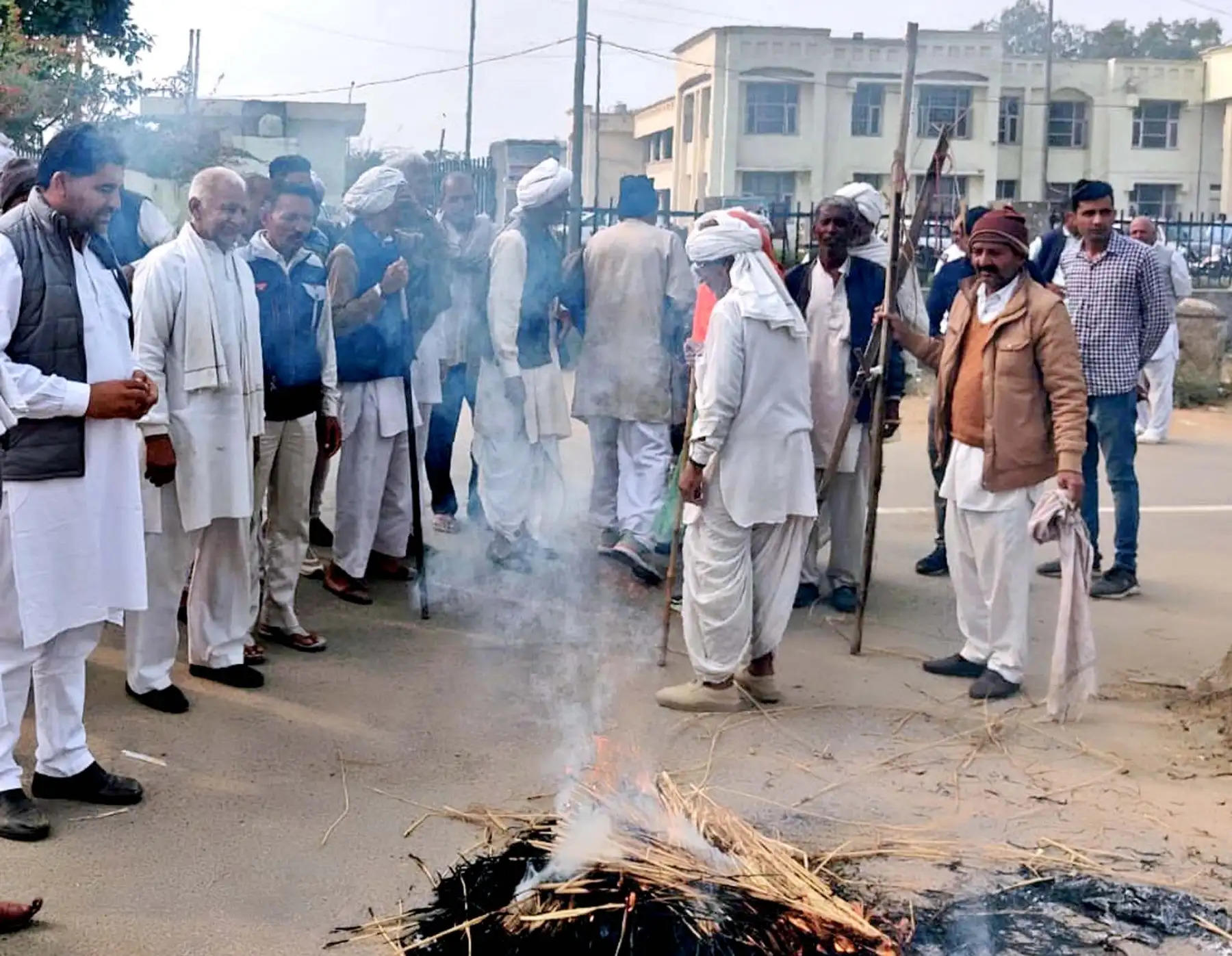 जींद: संयुक्त किसान, मजदूर मोर्चा उचाना की अगुवाई में किसानों ने फूंका कृषि मंत्री का पुतला