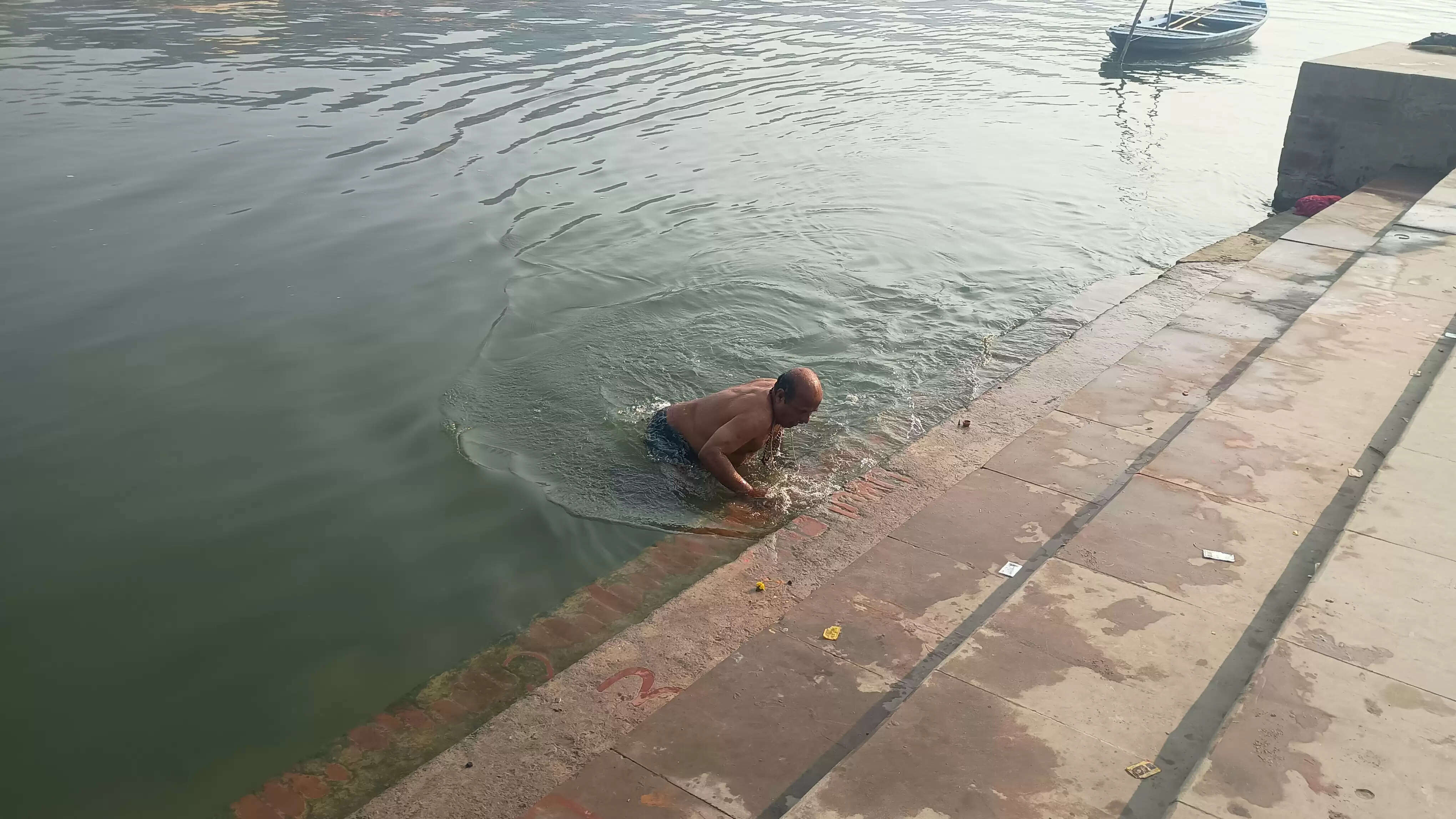 मकर संक्रांति पर्व पर श्रद्धालुओं ने गोमती नदी में लगाई डुबकी किया दान