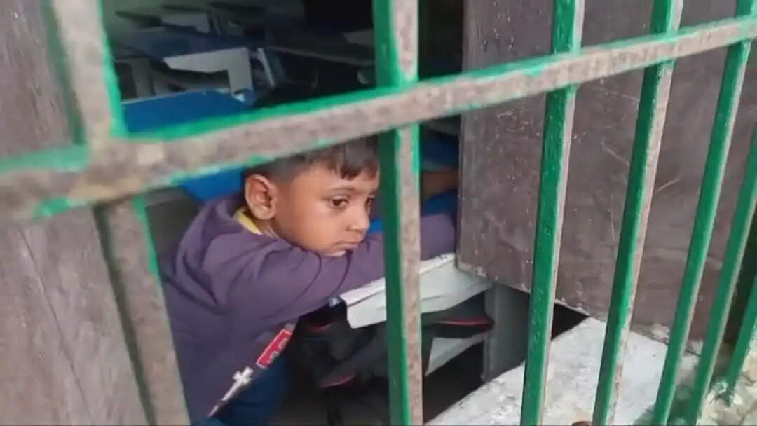 जौनपुर : छात्र को कक्षा में बंद छोड़ने के मामले में बीएसए ने शिक्षिका को किया निलंबित
