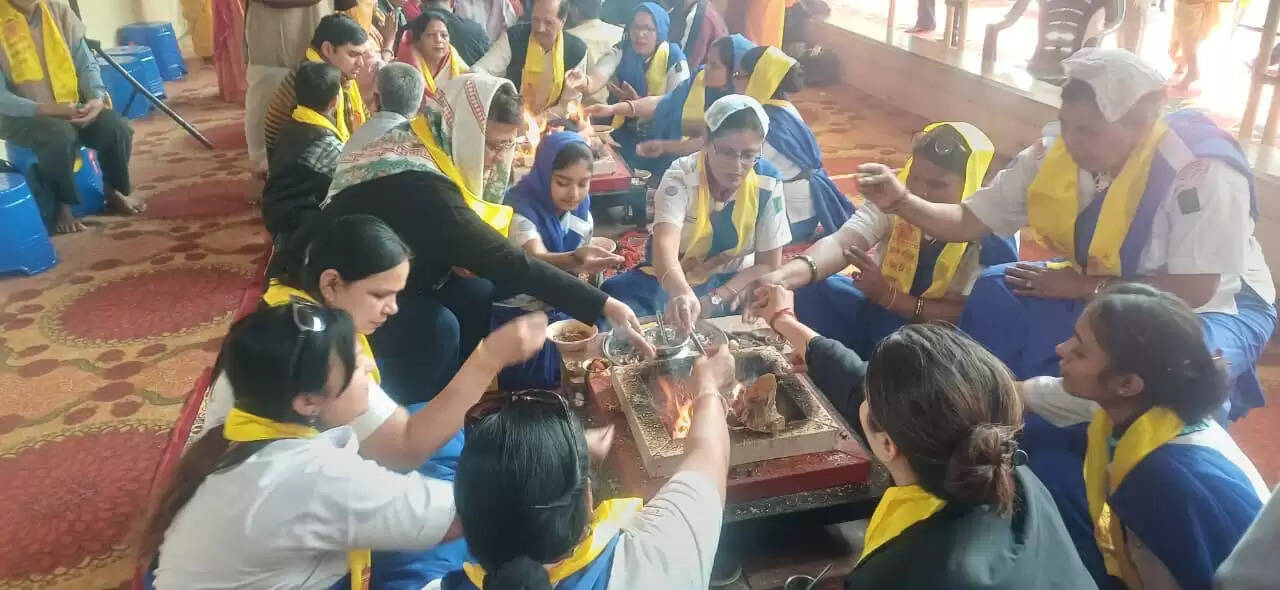 सूर्य उत्तरायण पर पंच कुंडीय सूर्य गायत्री महायज्ञ का भव्य आयोजन