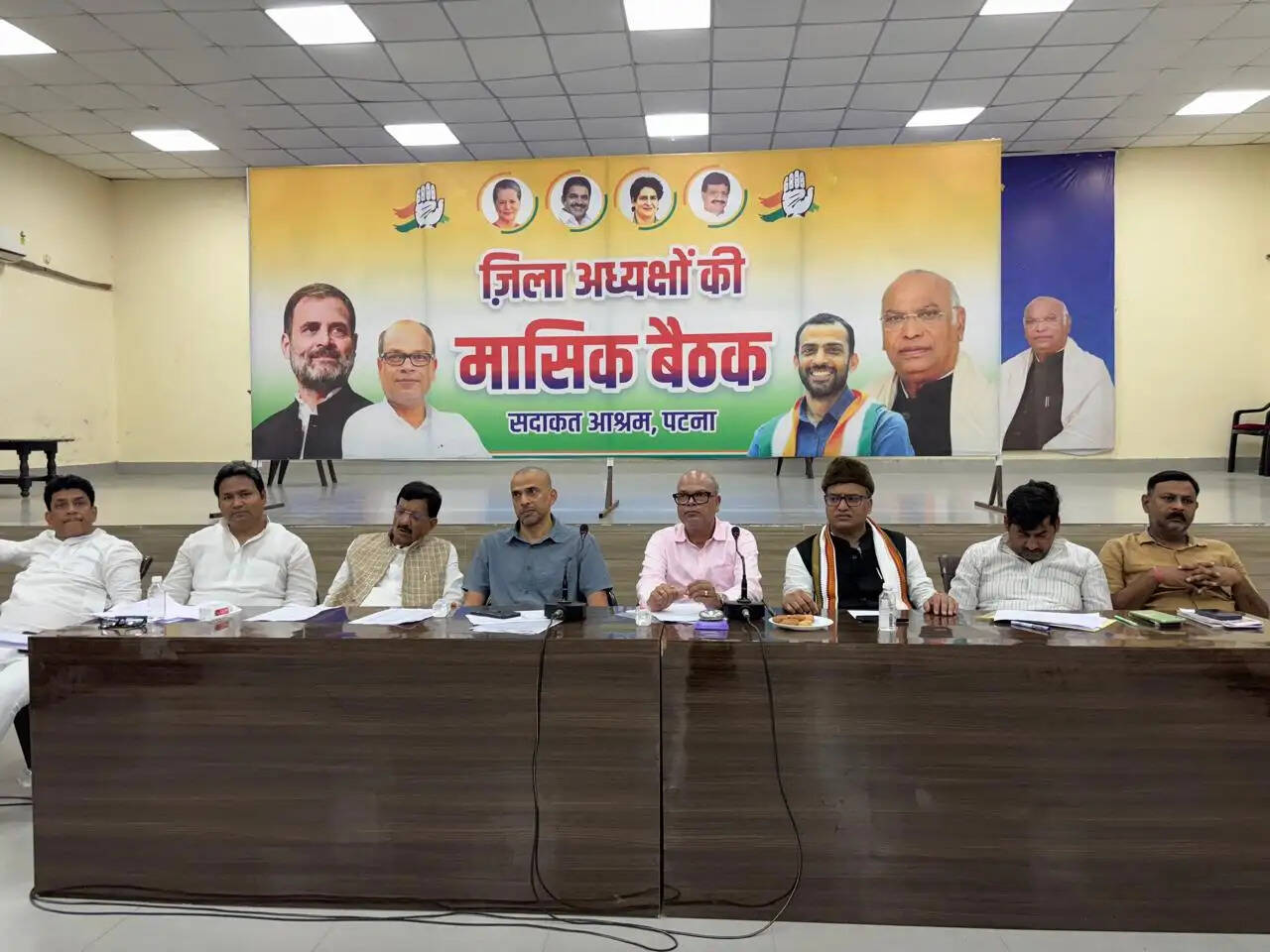 कांग्रेस के जिलाध्यक्षों की हुई बैठक, प्रदेश कांग्रेस प्रभारी कृष्णा अल्लावारू रहे उपस्थित