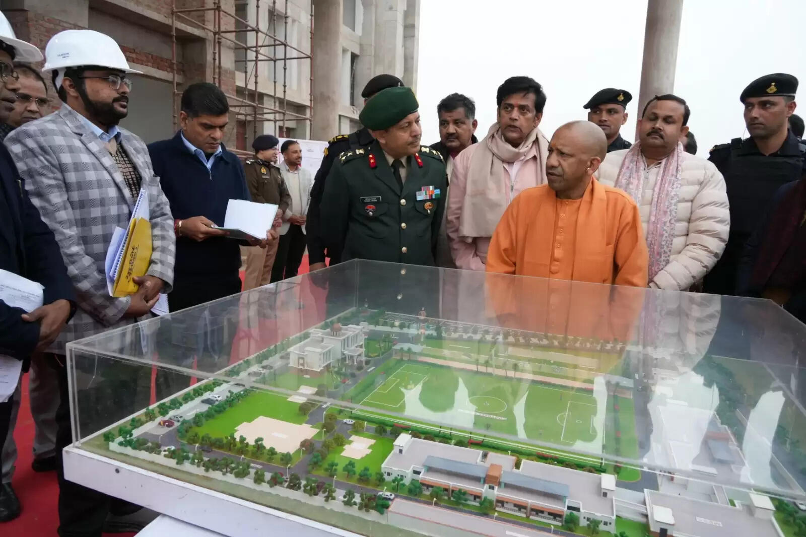 कार्य में लाएं तेजी, गुणवत्ता का रखें विशेष ध्यान : सीएम योगी