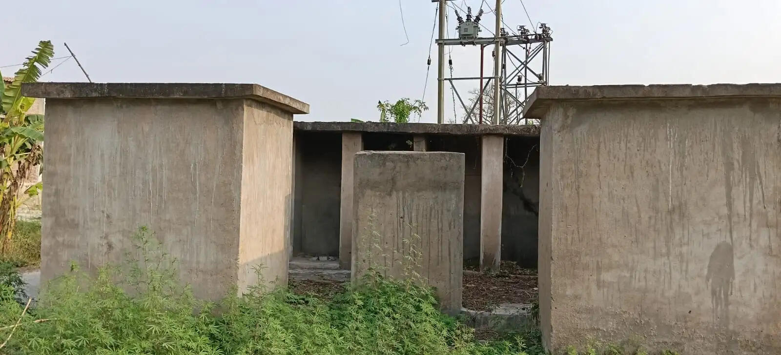 सामुदायिक शौचालय अधूरा,मुखिया ने की शिकायत