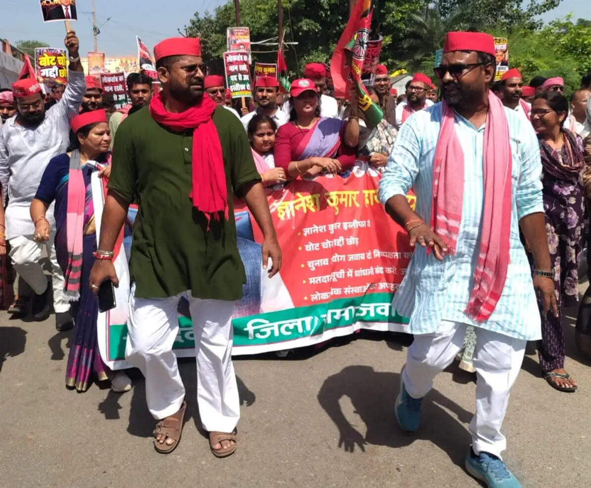 सपा ने एसआईआर में गड़बड़ी के खिलाफ किया पैदल मार्च, मुख्य निर्वाचन आयुक्त के इस्तीफे की मांग