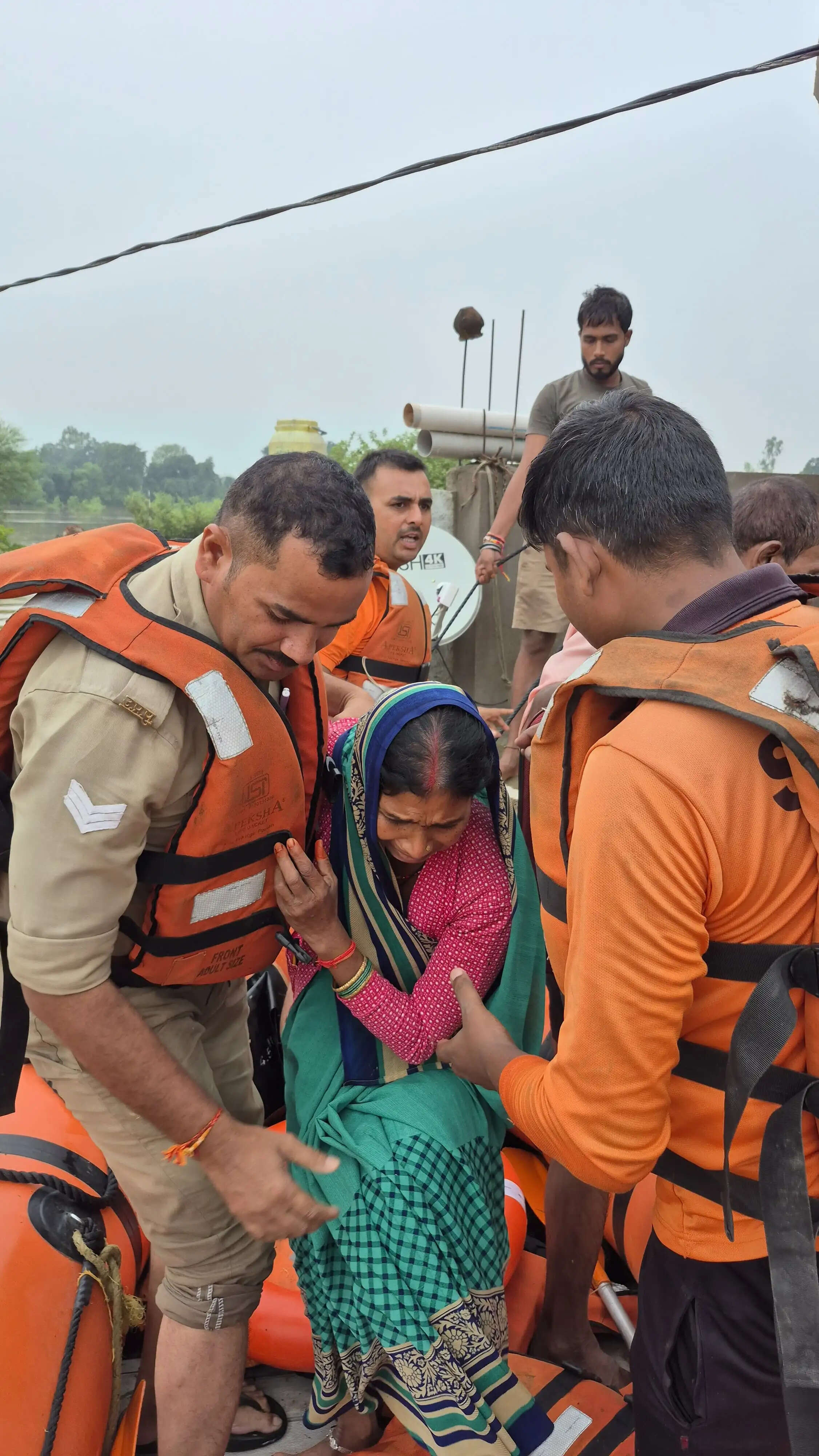 चित्रकूट में मंदाकिनी की बाढ़ में फंसे 150 लोगों को सुरक्षित निकाला, योगी सरकार का राहत तंत्र सतर्क