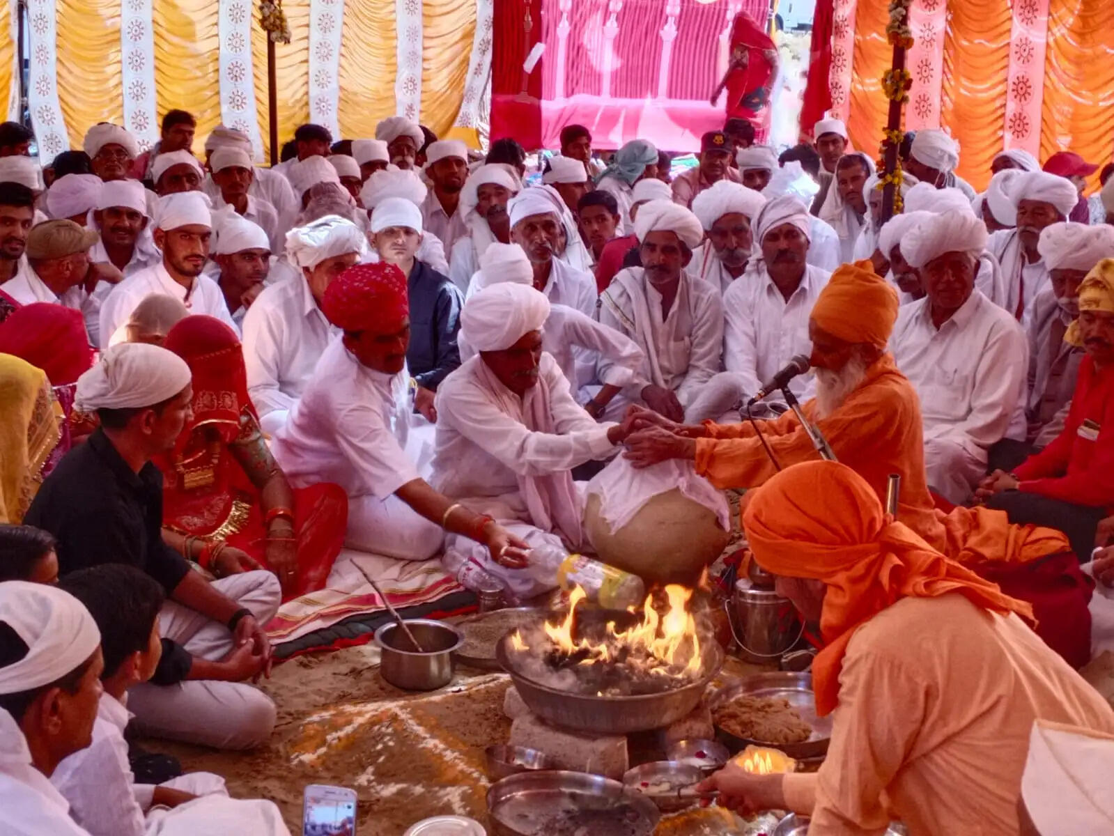 एक होली ऐसी भी जहां पानी बचाने के लिए नहीं लगाते रंग