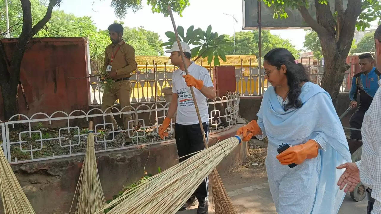 कार्यालयों को रखें स्वच्छ व सुव्यवस्थित-जिला कलेक्टर