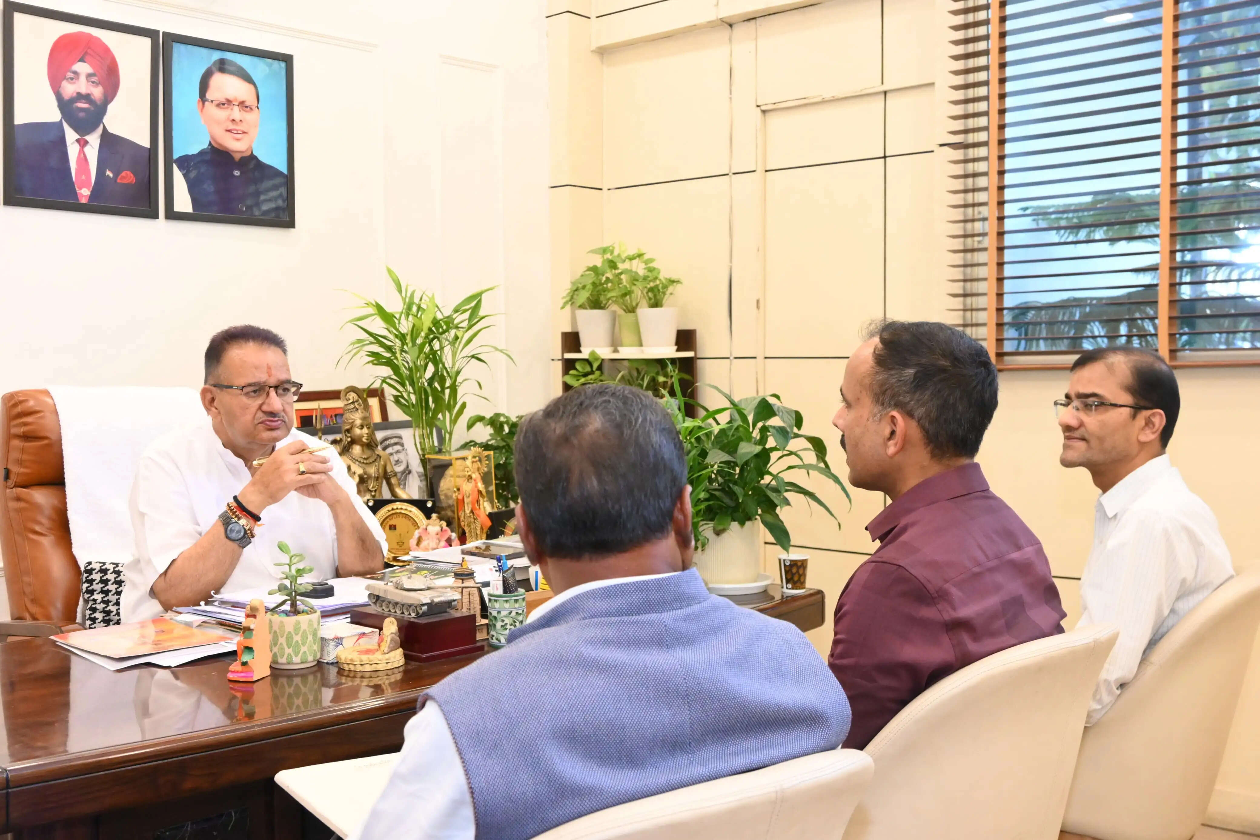 मंत्री ने की केंद्र व राज्य योजनाओं की समीक्षा