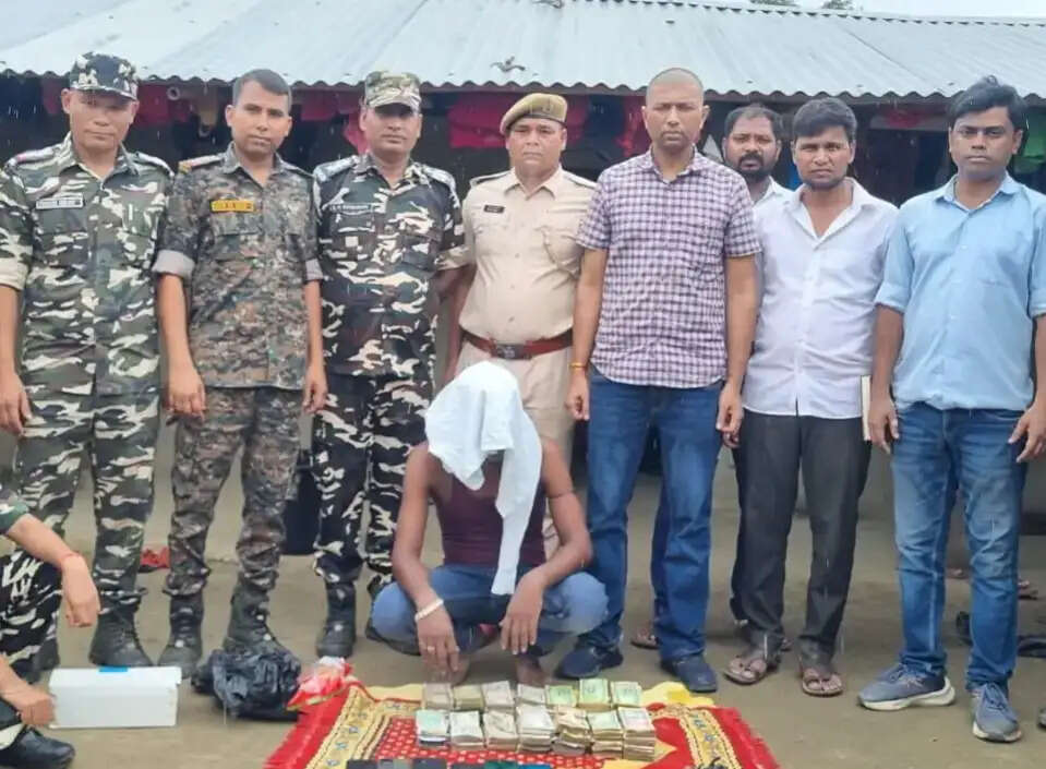 भारत-नेपाल सीमा पर 80 ग्राम ब्राउन शुगर व नेपाली मुद्रा के साथ तस्कर गिरफ्तार
