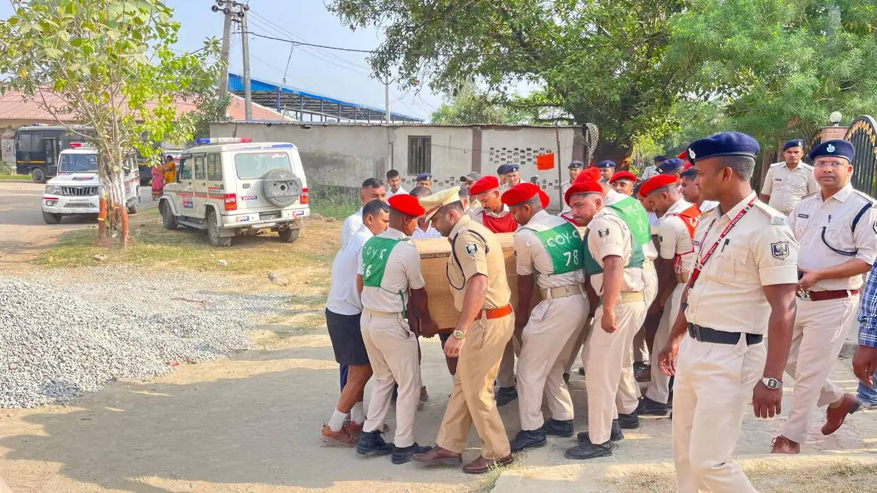 सारण में दिवंगत पुलिस अवर निरीक्षक विद्यानंद ठाकुर को दी गई अंतिम विदाई