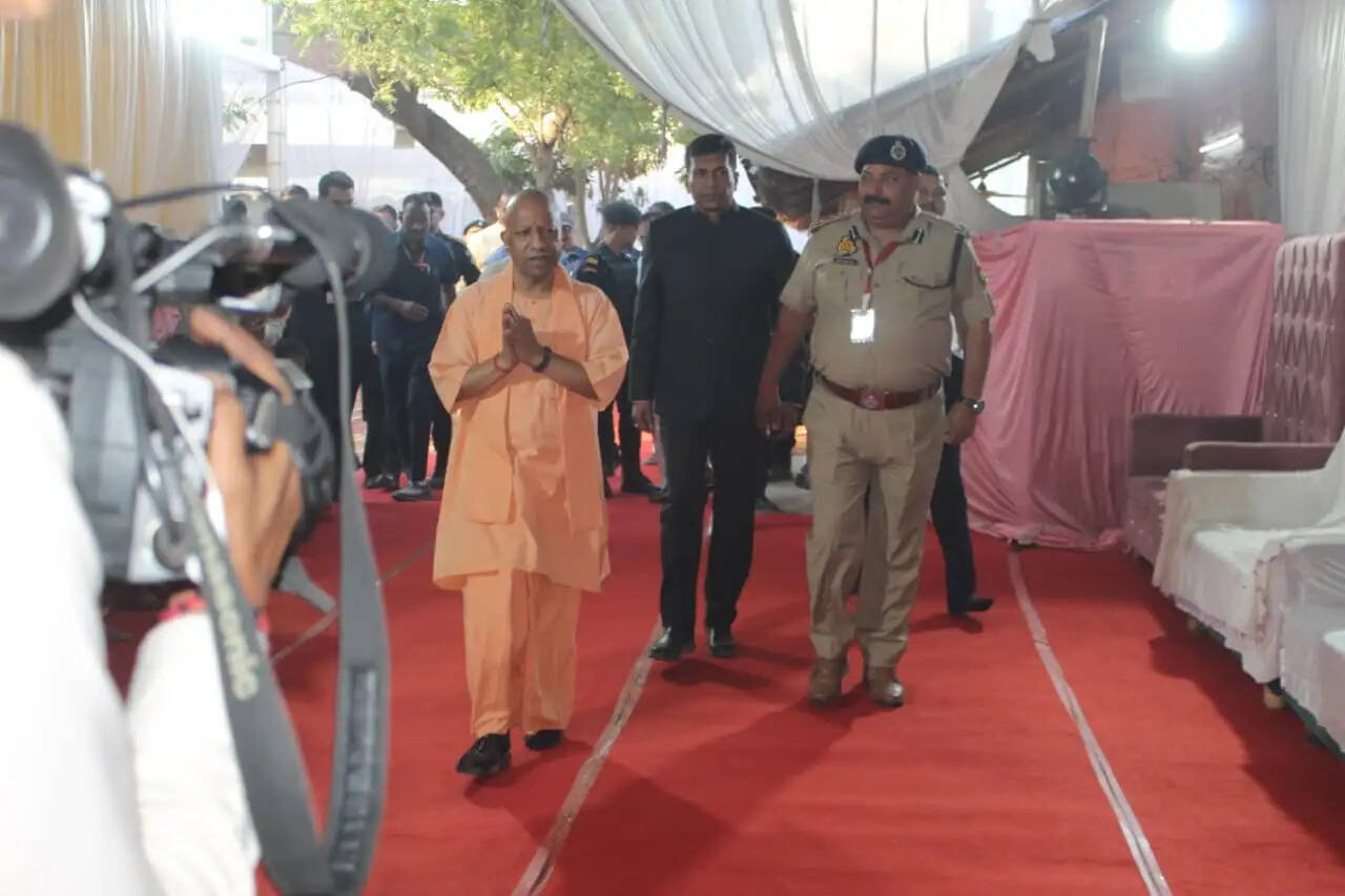 मुख्यमंत्री योगी ने विजय पाठक के आवास पर पहुंच कर पिता के निधन पर जताया शोक, बोले— दुख की घड़ी में सरकार परिवार के साथ खड़ी