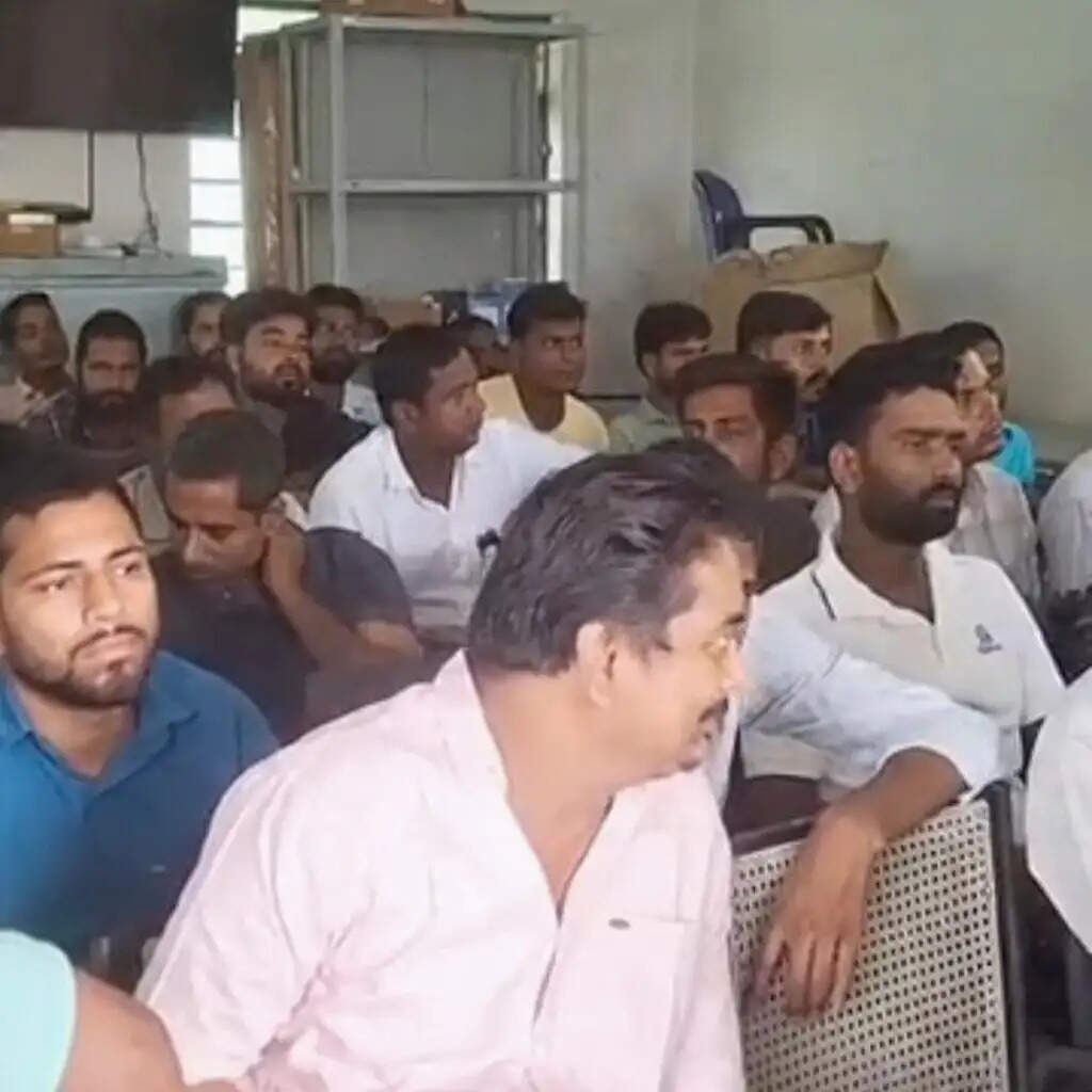 निर्मली में खाद वितरण व्यवस्था पर सख्ती, निर्धारित दर से अधिक वसूली पर होगी कार्रवाई