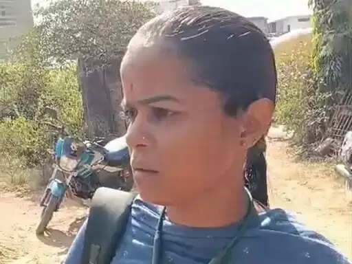 कोरबा : महिला पंचायत सचिव पर भ्रष्टाचार के गंभीर आरोप, सरपंच-पंच व ग्रामीण पहुंचे कलेक्ट्रेट, हटाने व जांच की मांग