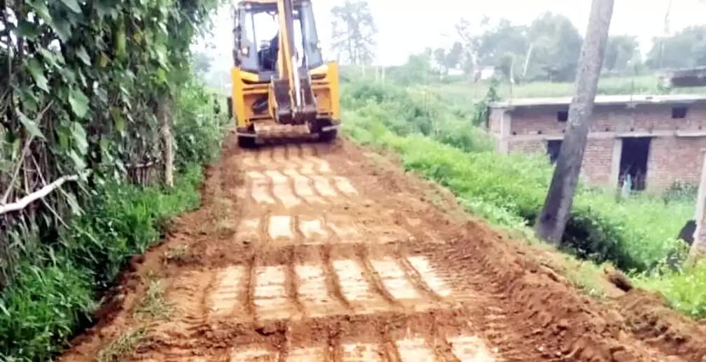 मनरेगा अधिनियम ताक पर, जेसीबी से मिट्टी मोरम पथ का निर्माण