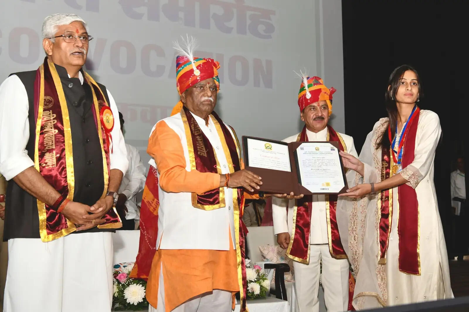 दीक्षांत नव जीवन की शुरुआत, ज्ञान का प्रकाश समाज तक पहुंचाना युवाओं का दायित्व: राज्यपाल