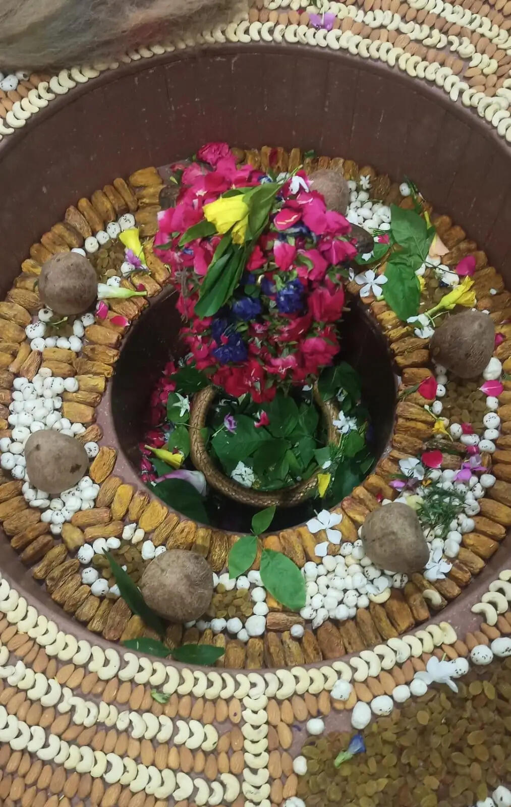 देवरिया :दुग्धेश्वर नाथ मंदिर में उमड़ा आस्था का सैलाब, हर-हर महादेव के जयकारों से गूंज उठी छोटी काशी