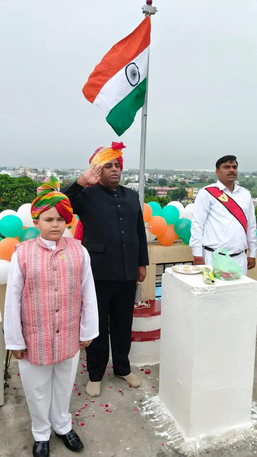 राजगढ़ कलेक्ट्रेट में कलेक्टर ने फहराया तिरंगा, बोले- आमजन की सेवा ही शासकीय सेवा का सबसे बड़ा दायित्व
