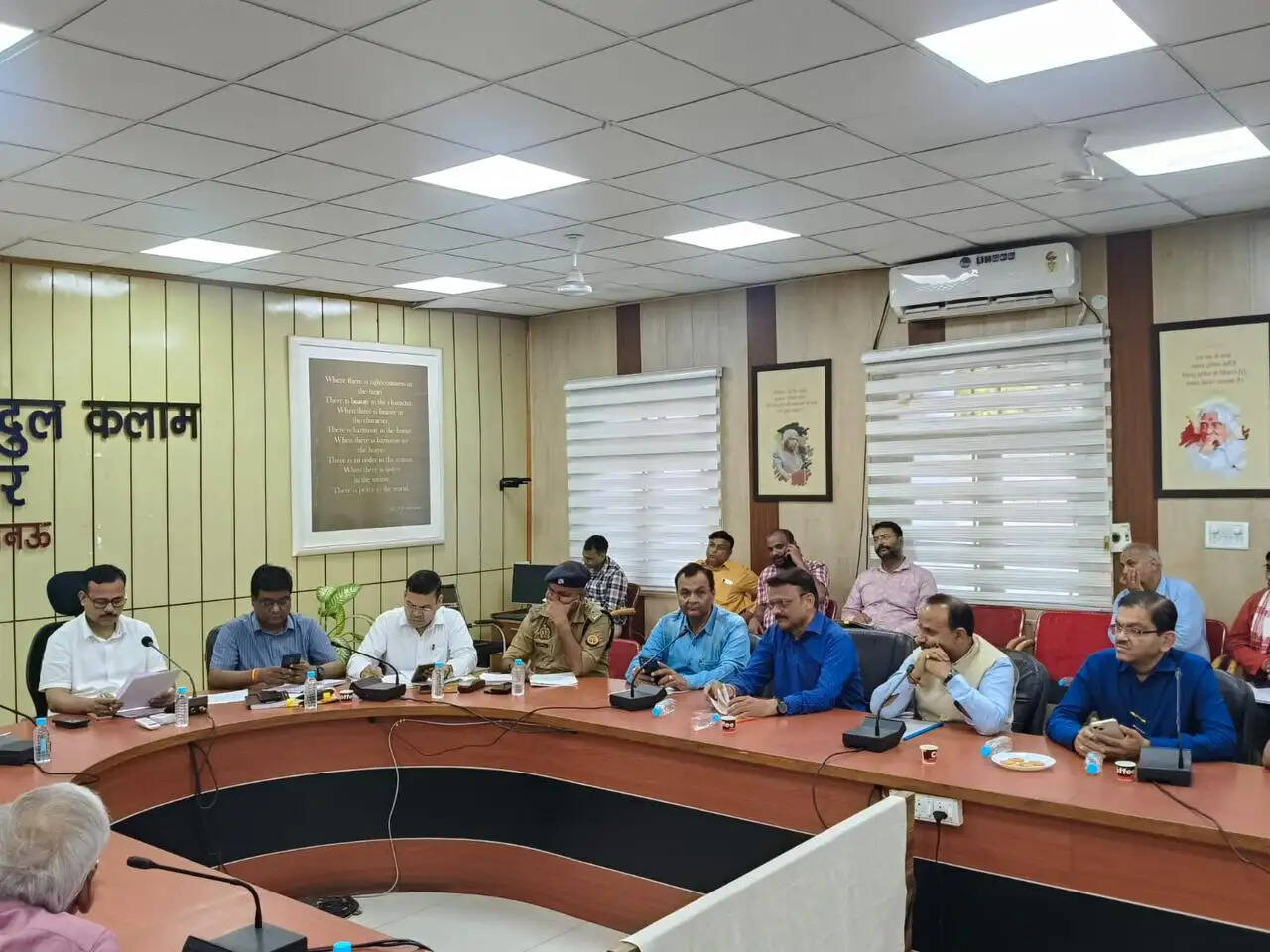 व्यापारिक क्षेत्रों से जुड़ी समस्याओं को लेकर जिलाधिकारी एवं वाणिज्य बन्धु के अध्यक्ष को लखनऊ व्यापार मंडल ने सौंपा ज्ञापन