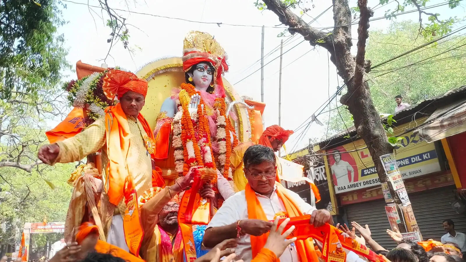 सीवान में रामनवमी पर भव्य शोभायात्रा, जयकारों से गूंजा शहर