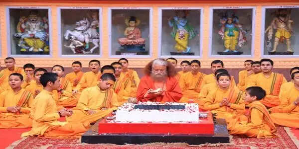 प्रधानमंत्री मोदी के 25 साल के सेवा काल पर परमार्थ निकेतन में हुआ विशेष यज्ञ
