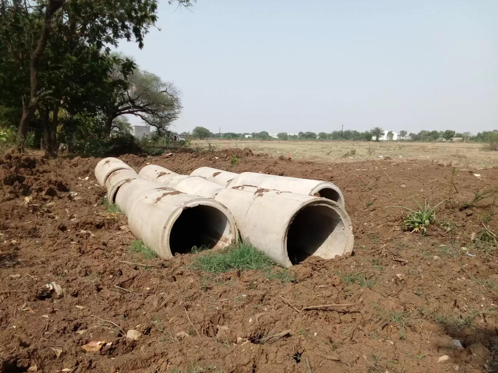 निकासी नाली की अब तक शुरू नहीं हुई सफाई, वर्षा ऋृतु में बनेगे बाढ़ का हालात