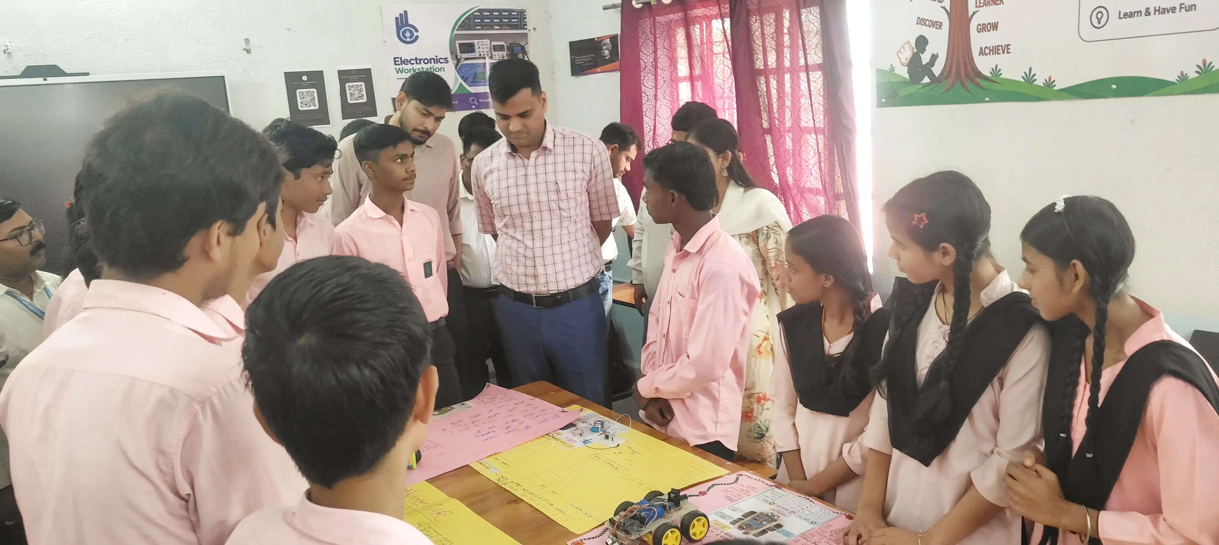अब गांवों में तैयार होंगे नन्हे वैज्ञानिक: नीति आयोग की 'रोबोशाला' से कटिहार के छात्रों को लगे पंख