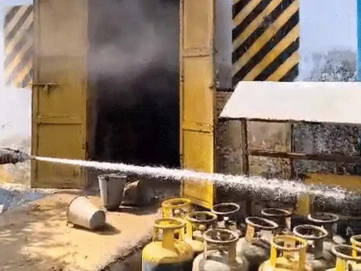 गैस एजेंसी गोदाम में कर्मचारी की संदिग्ध मौत, आग में झुलसे कर्मचारी की मौके पर मौत