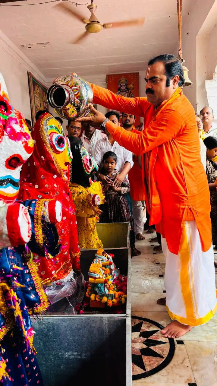 वैदिक मंत्रोच्चार के बीच भगवान जगन्नाथ, बलभद्र व सुभद्रा का हुआ भव्य स्नान, हजारों श्रद्धालु बने साक्षी