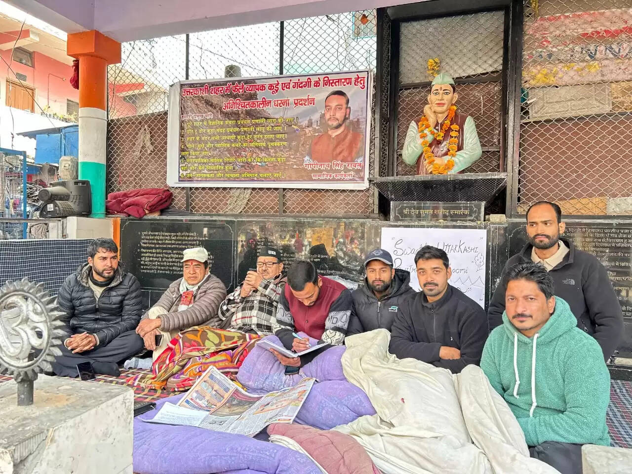 तांबाखाणी सुरंग के पास कूड़े हटाने को लेकर धरना जारी