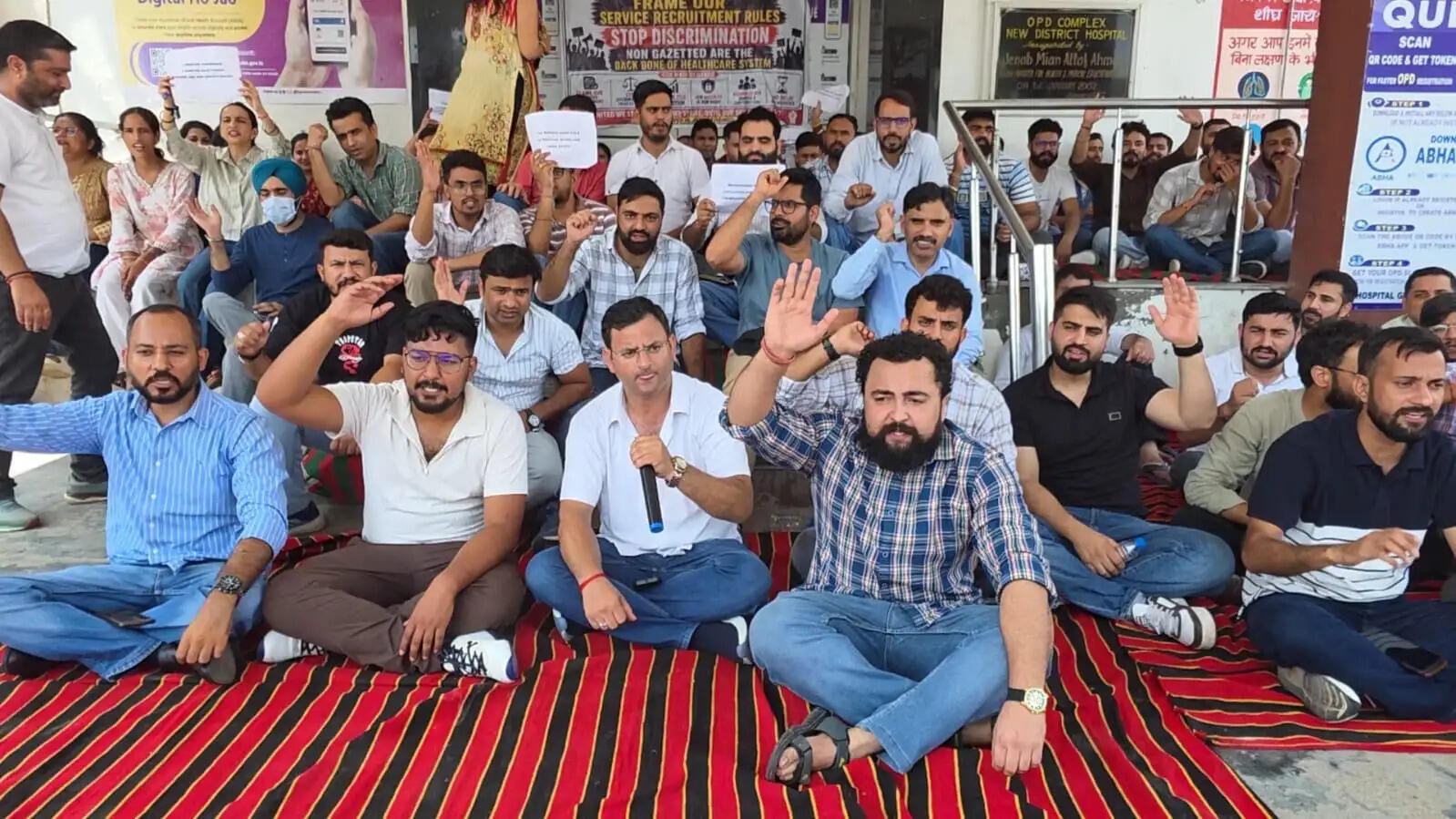 जीएमसी कठुआ में गैर-राजपत्रित कर्मचारियों की हड़ताल, सेवा भर्ती नियम बनाने और भेदभाव खत्म करने की मांग