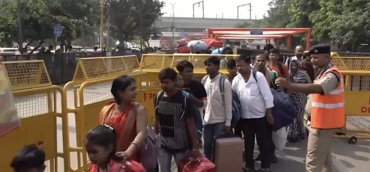 दीपावली और छठ से पहले दिल्ली के रेलवे स्टेशनों पर यात्रियों की भारी भीड़