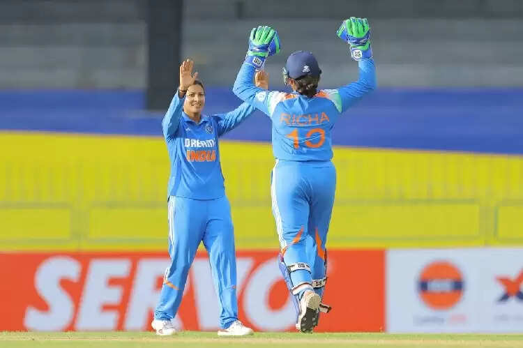 त्रिकोणीय सीरीज: स्नेह राणा की घातक गेंदबाजी से भारत ने दक्षिण अफ्रीका को 15 रन से हराया