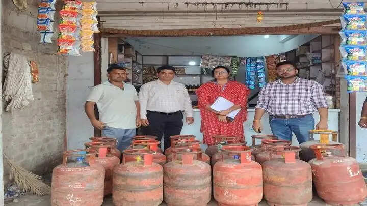 इंदौरः गैस सिलेंडर के अवैध भंडारण और रिफिलिंग पर खाद्य विभाग की छापामार कार्रवाई