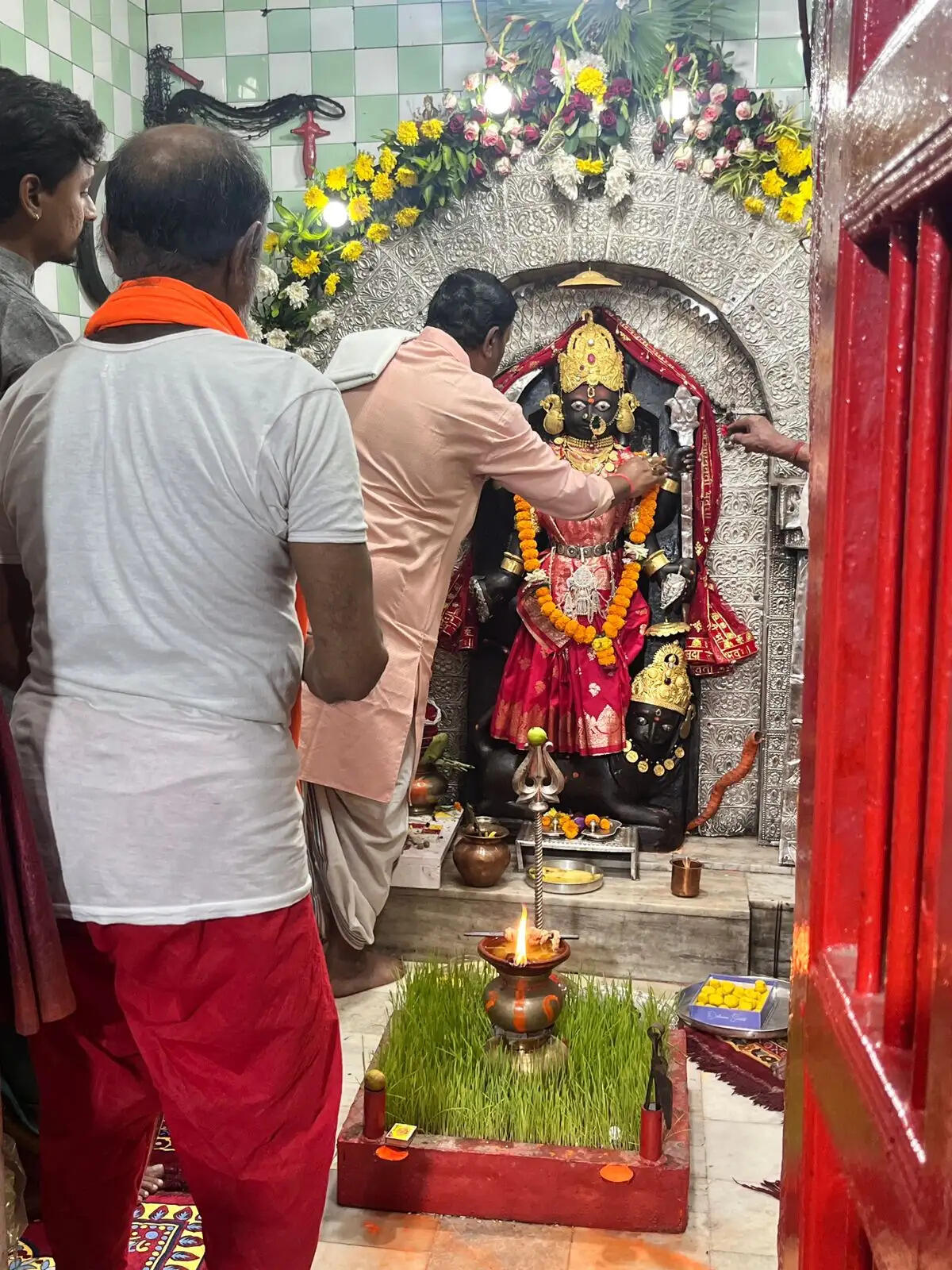 चांपा के मां समलेश्वरी मंदिर में मध्यरात्रि विशेष पूजा, मां कालरात्रि को अर्पित हुई नींबू की माला