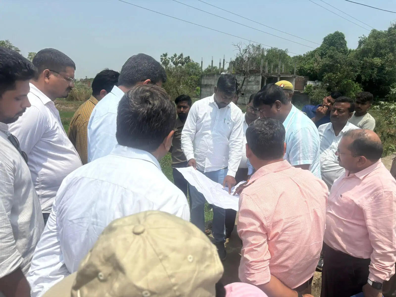 मंडलायुक्त एवं जिलाधिकारी ने किया प्रस्तावित रेल ऊपरगामीपुल निर्माण स्थल का निरीक्षण, दिए निर्देश