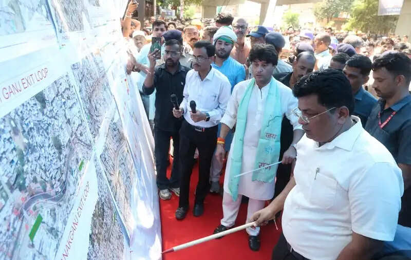 केन्द्रीय मंत्री सिंधिया ने ग्वालियर में किया निर्माणाधीन एलिवेटेड रोड फेज-2 का निरीक्षण