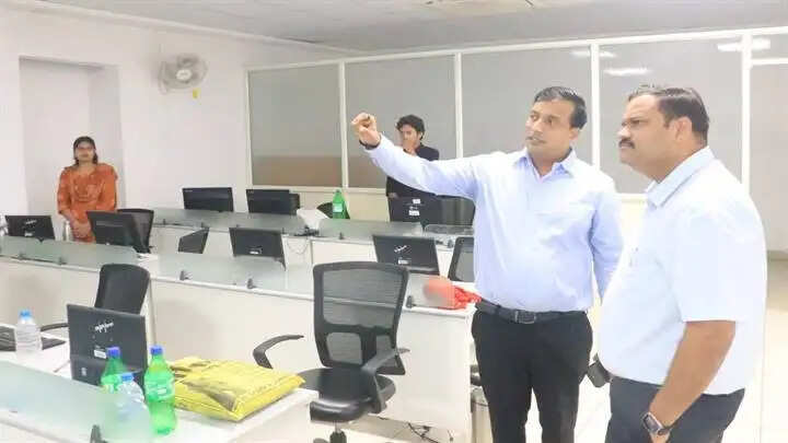 विदिशाः संभाग आयुक्त शर्मा ने डिजिटल रिकॉर्ड रूम और कंट्रोल रूम का किया निरीक्षण