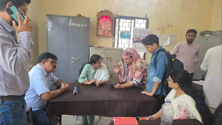 ग्वालियरः सहायक निदेशक ने शहर की बस्तियों में पहुँचकर जानी जनगणना की वस्तुस्थिति