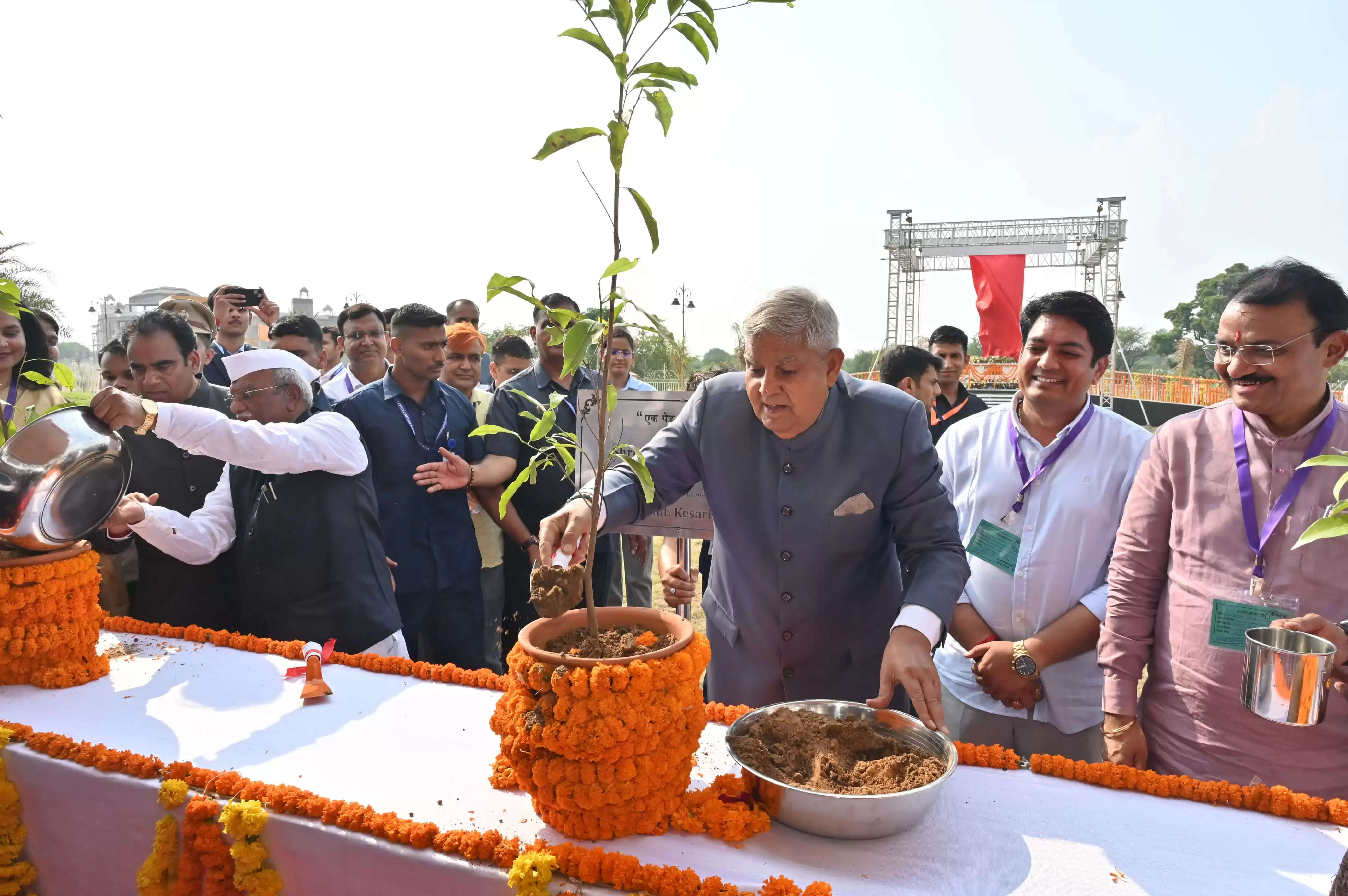 देशसेवा को निजी और राजनीतिक स्वार्थ से ऊपर रखें : उपराष्ट्रपति