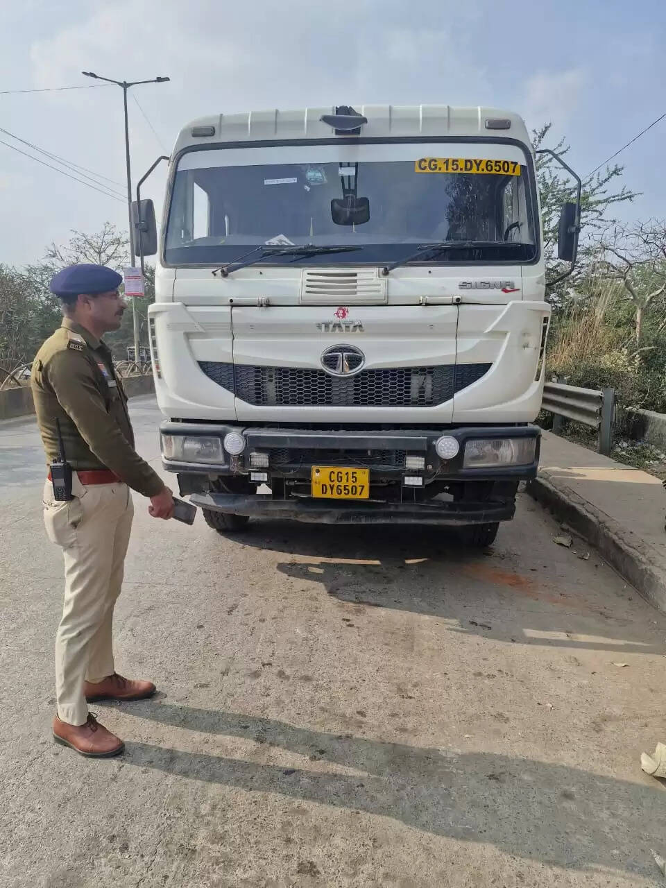 अंबिकापुर: रिंग रोड पर खड़े भारी वाहनों पर पुलिस की सख्ती, मौके से हटवाए वाहन