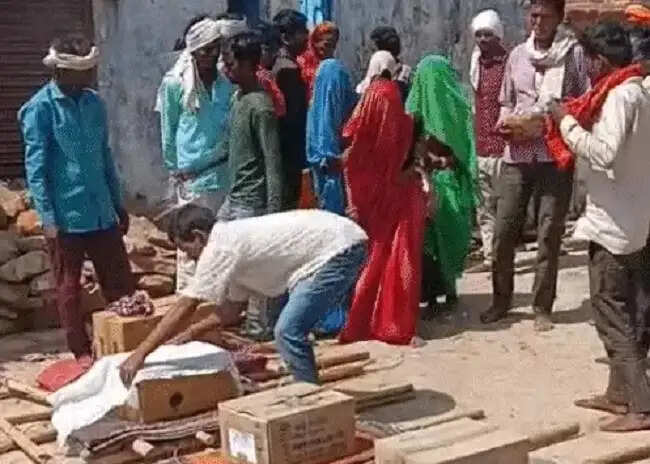 राजस्थान से कार्टन में भरकर मप्र लाई गईं 5 लोगों की अस्थियां, एक ही चिता पर हुआ अंतिम संस्कार