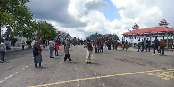 हिमाचल में अप्रैल में भी ठंड, पहाड़ों पर हल्की बर्फबारी, पांच जिलों में अलर्ट