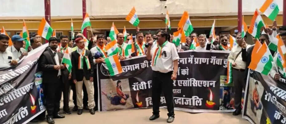 न्यायिक पदाधिकारी शहीदों के परिजनों को दें एक दिन का वेतन : विद्रोही