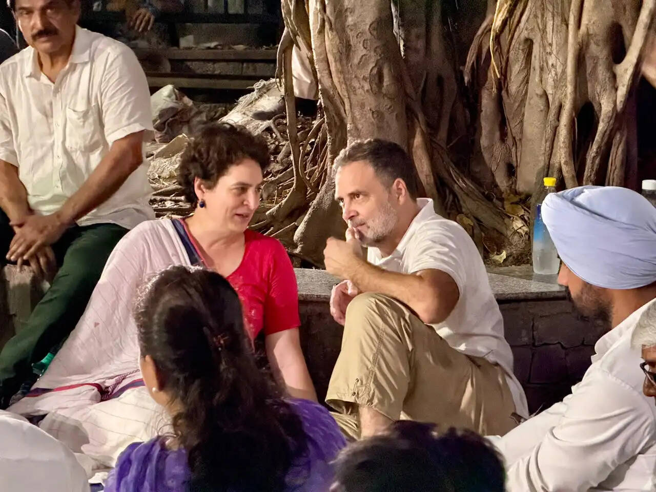 दिल्ली के आकाशवाणी भवन में जबरन घुसने पर राहुल-प्रियंका व अन्य पर एफआईआर