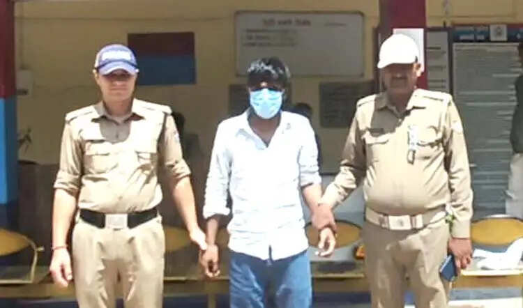 नाबालिग से दुष्कर्म का आरोपित गिरफ्तार, फरार साथियों की तलाश जारी
