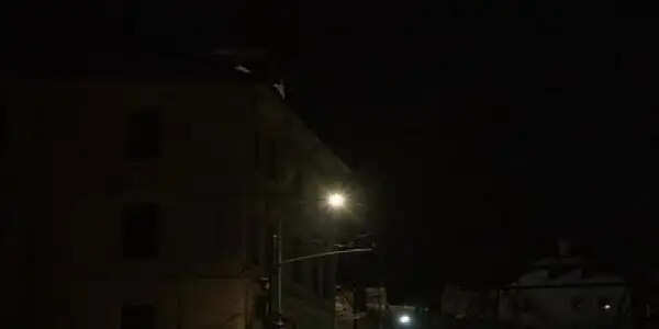 कुवैत में इंटरसेप्शन का मलबा गिरा, बिजली ट्रांसमिशन लाइनें ठप