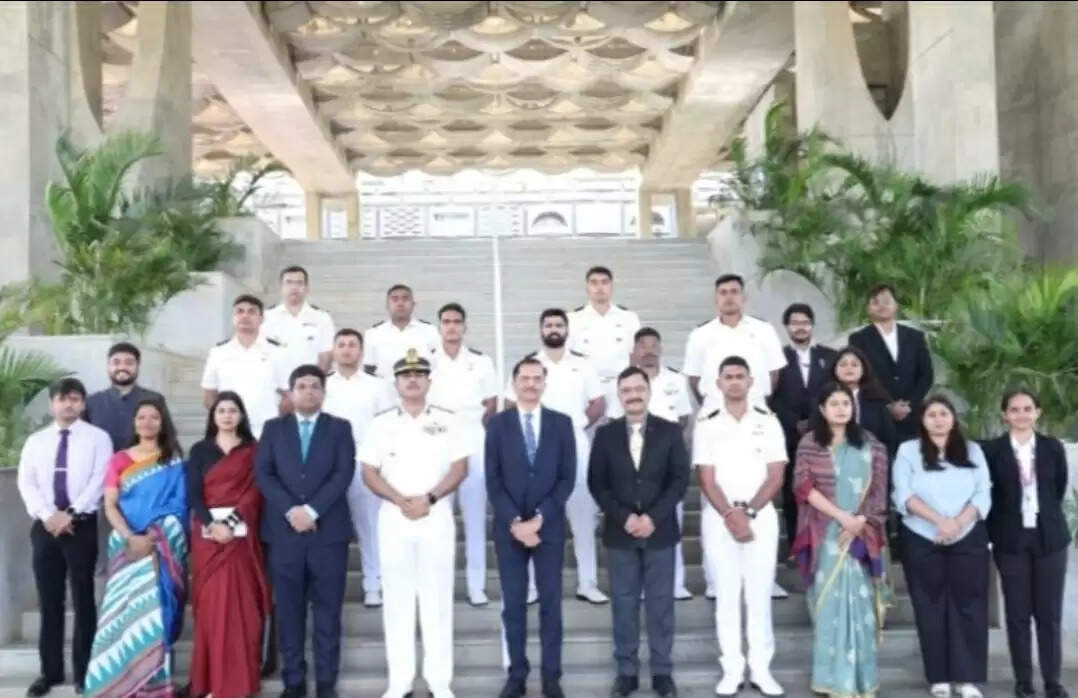 गुजरातः भारतीय तटरक्षक बल के अधिकारियों के विशेष समुद्री सुरक्षा प्रशिक्षण का समापन