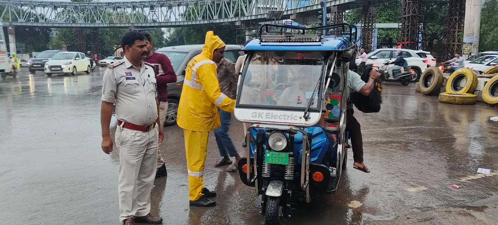 रायपुर : त्योहारी सीजन में नो-पार्किंग पर सख्ती, एक दिन में 527 वाहनों के ई-चालान
