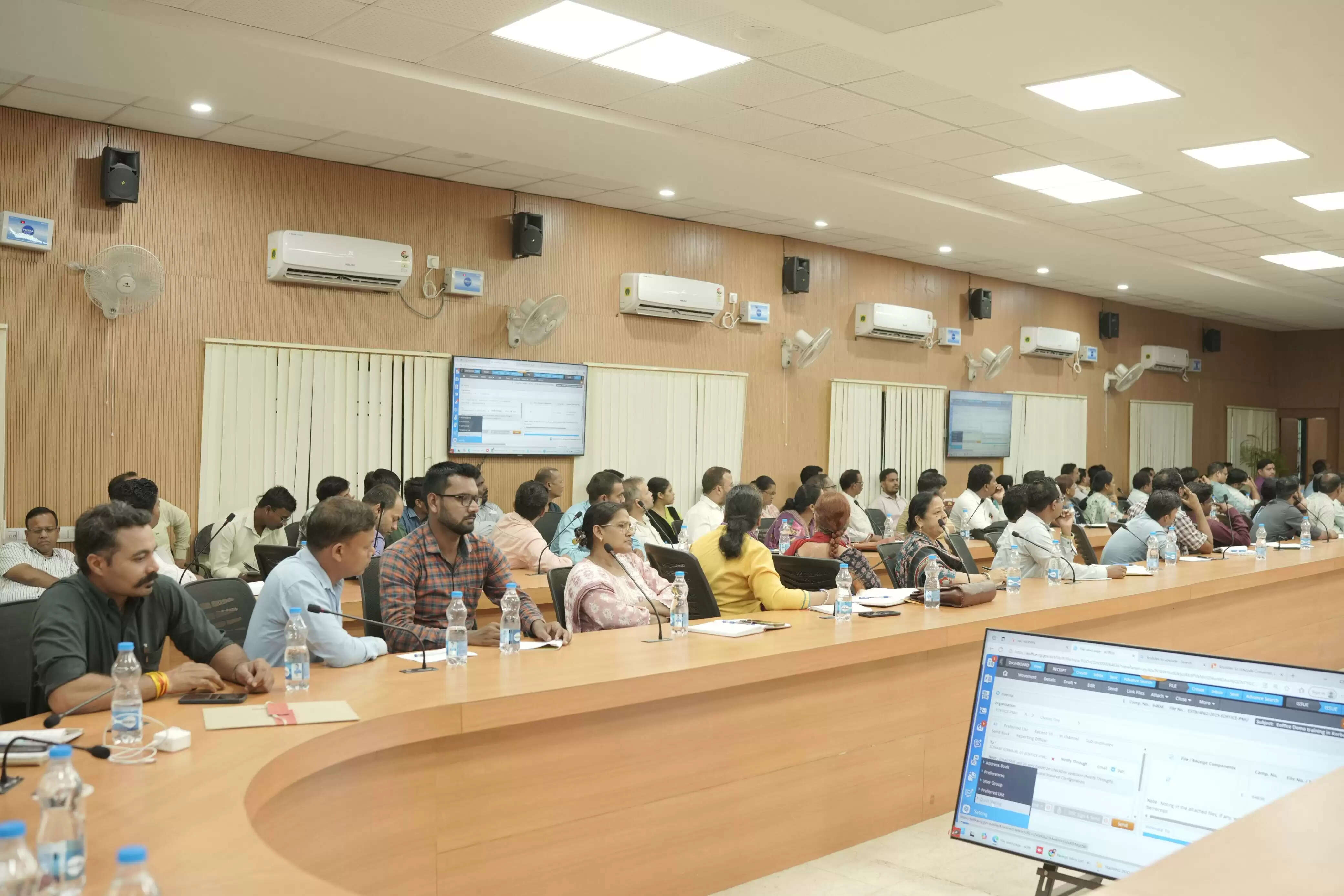 कोरबा : कलेक्ट्रेट सभाकक्ष में ई-ऑफिस कार्यप्रणाली का दिया गया प्रशिक्षण